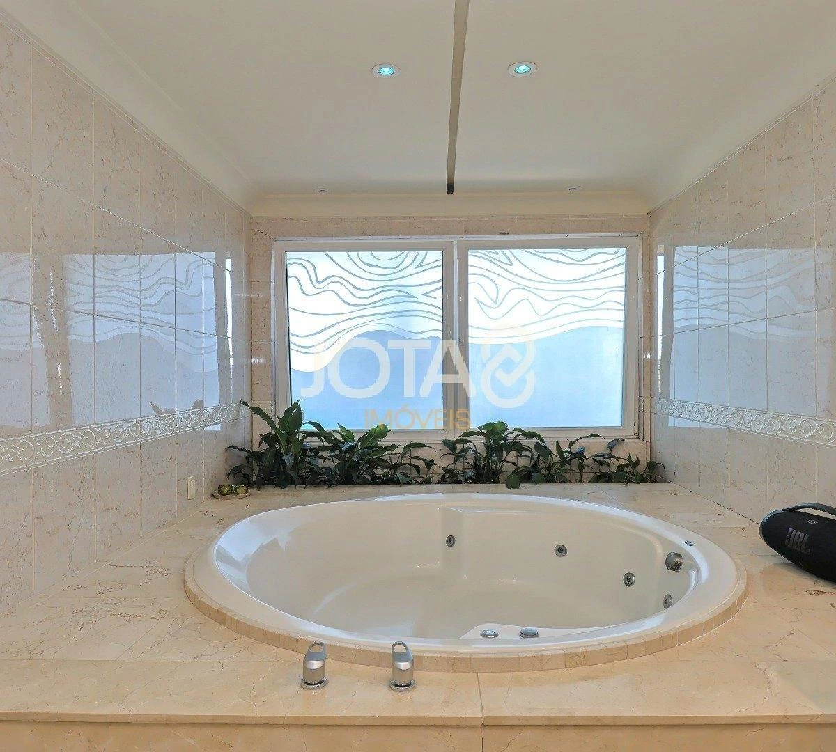 House with 5 suites, 8 baths and 6 parking spaces — photo 22