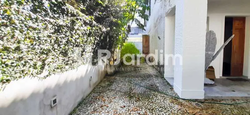 Residential house with a closed kitchen and gas stove — photo 16