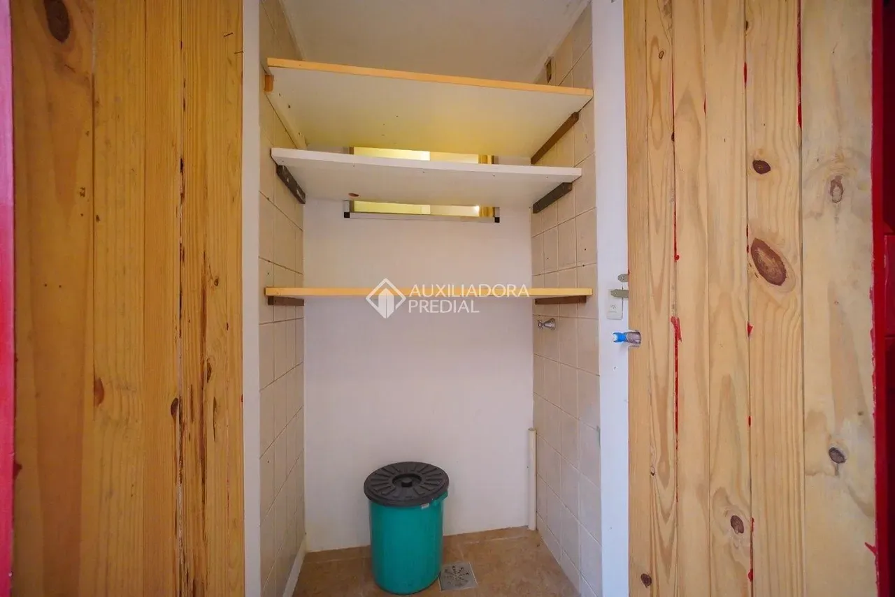 Walk-in closet in a 3-bedroom house, 140 m² — photo 31