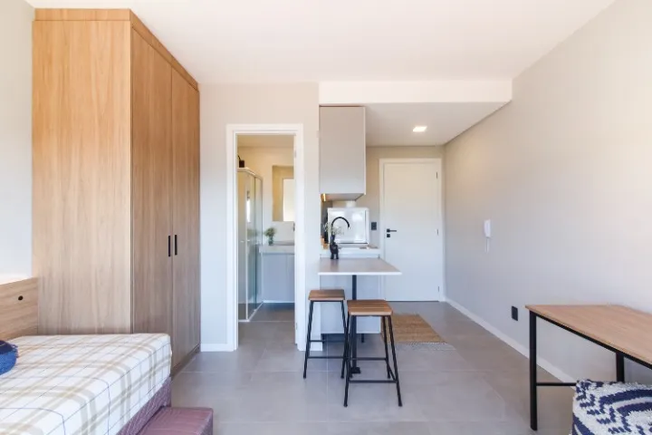 Studio mobiliado com cozinha integrada e banheiro com box — photo 3