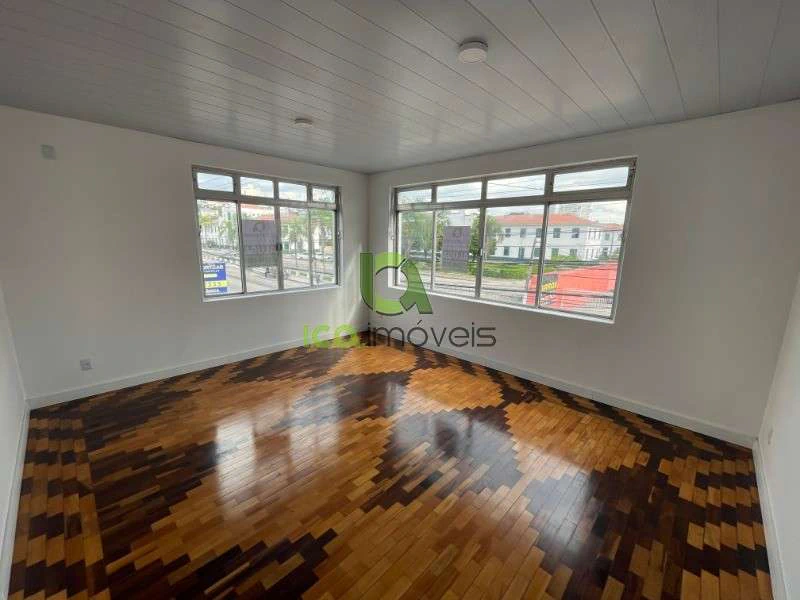 3-bedroom apartment with wood floors — photo 2