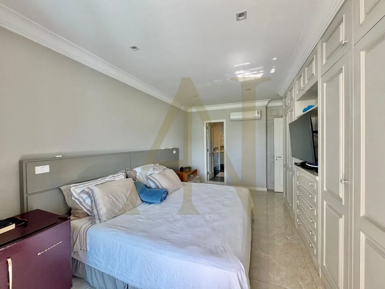 Furnished apartment with 4 bedrooms and 5 bathrooms — photo 13