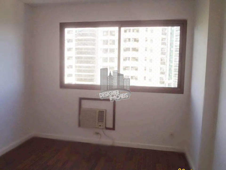 Balcony with a grill in a 3-bedroom apartment, 129 m² — photo 29