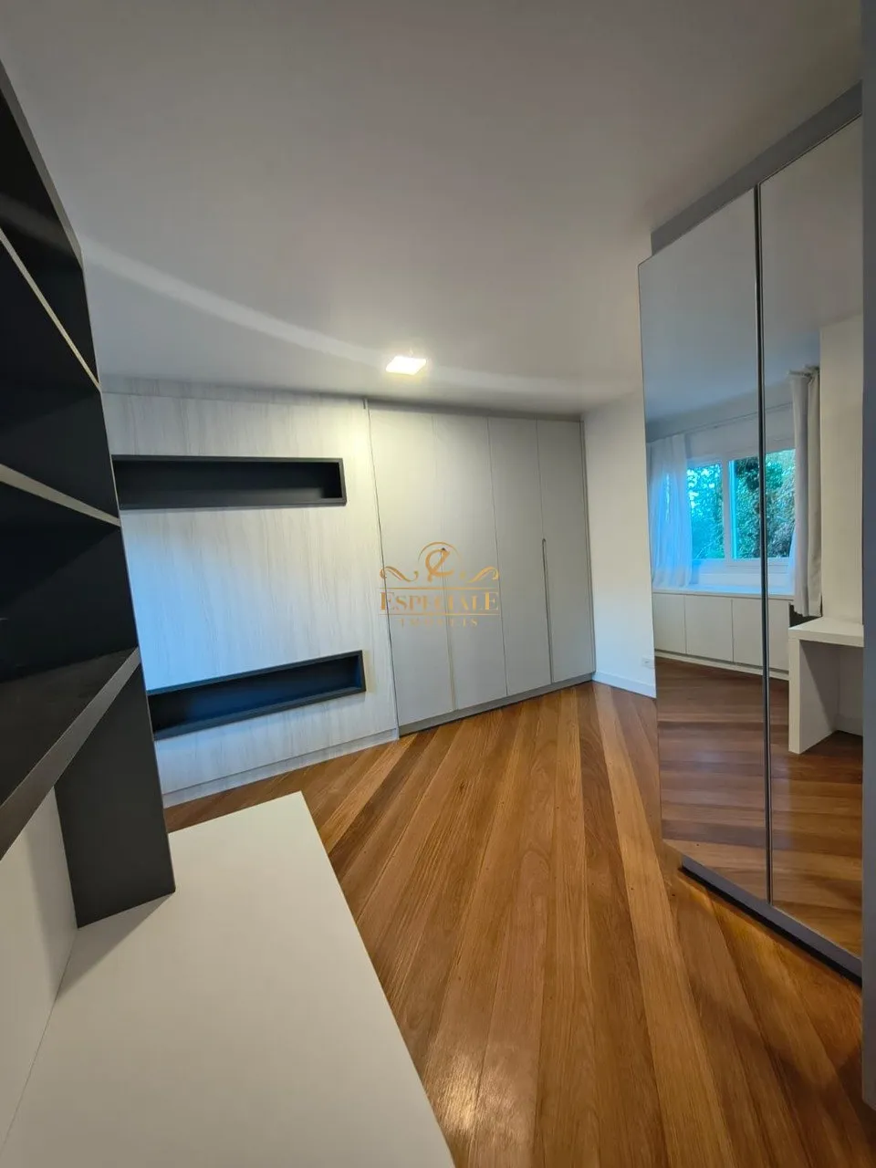 House with 5 bedrooms and a modern open-plan kitchen — photo 4