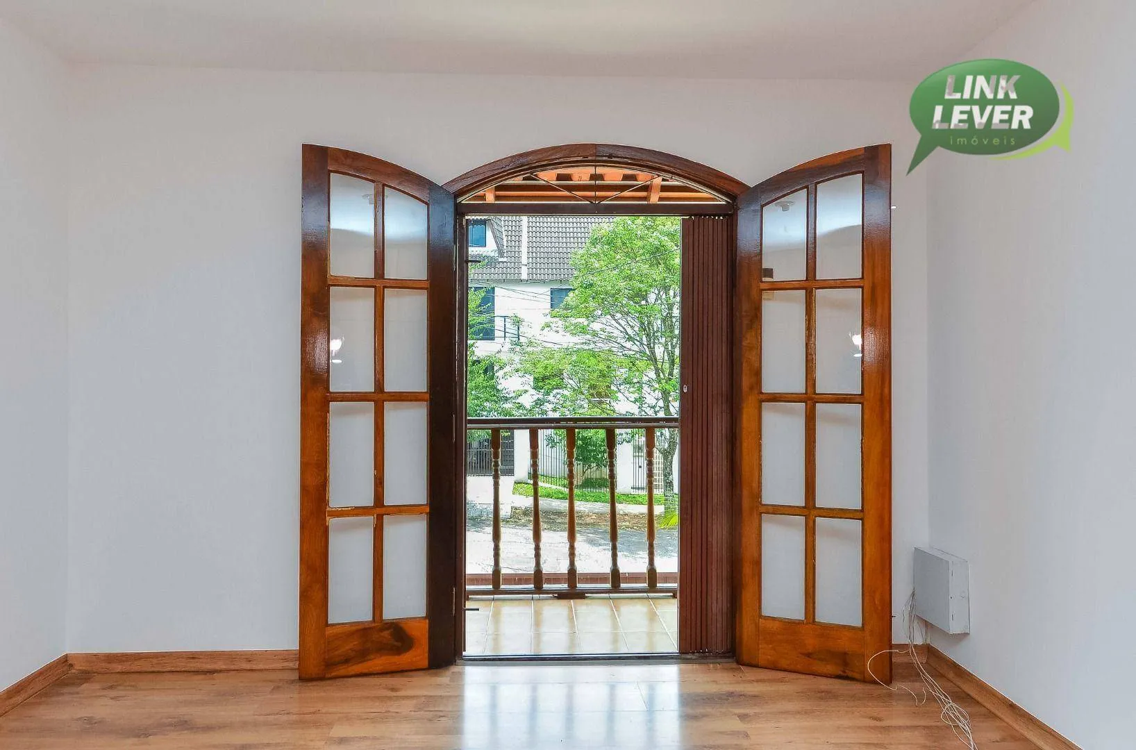 164 m² house with a fireplace and a grill on the balcony — photo 24
