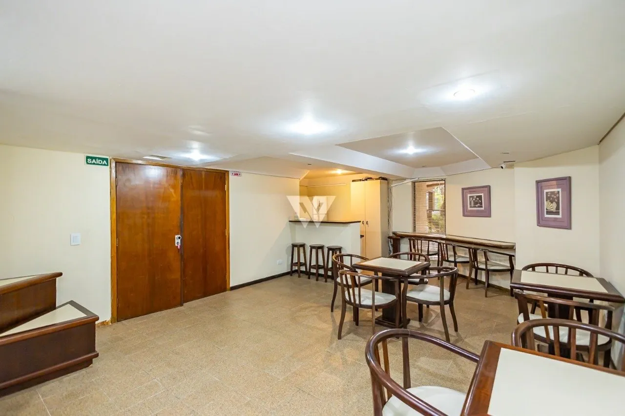 Apartment with wood floors, 4 bedrooms and glass balcony — photo 27