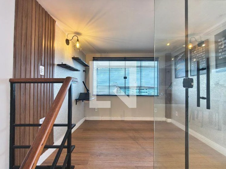 3-bedroom apartment with a glass-enclosed balcony — photo 18