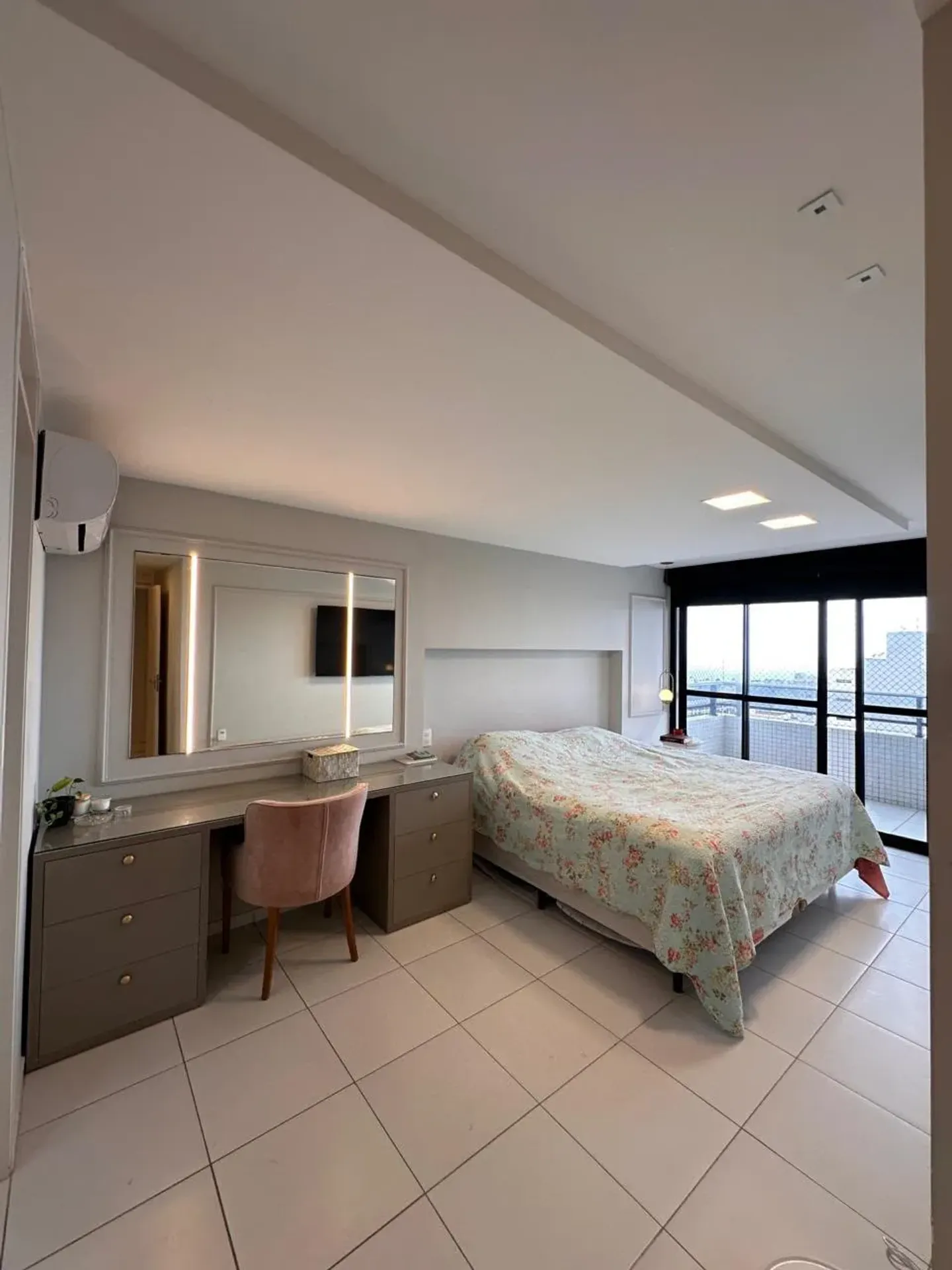 Furnished 180 m² apartment with 3 en-suites and balcony — photo 3