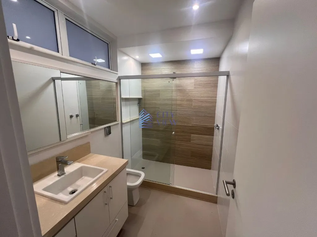 4-bedroom apartment with 5 bathrooms and a balcony — photo 22