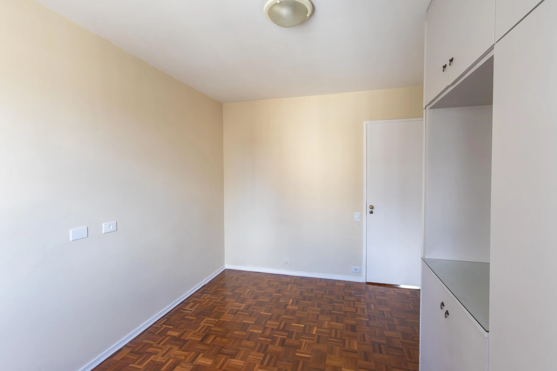 Furnished apartment, 283 m², with a glass-enclosed balcony — photo 26
