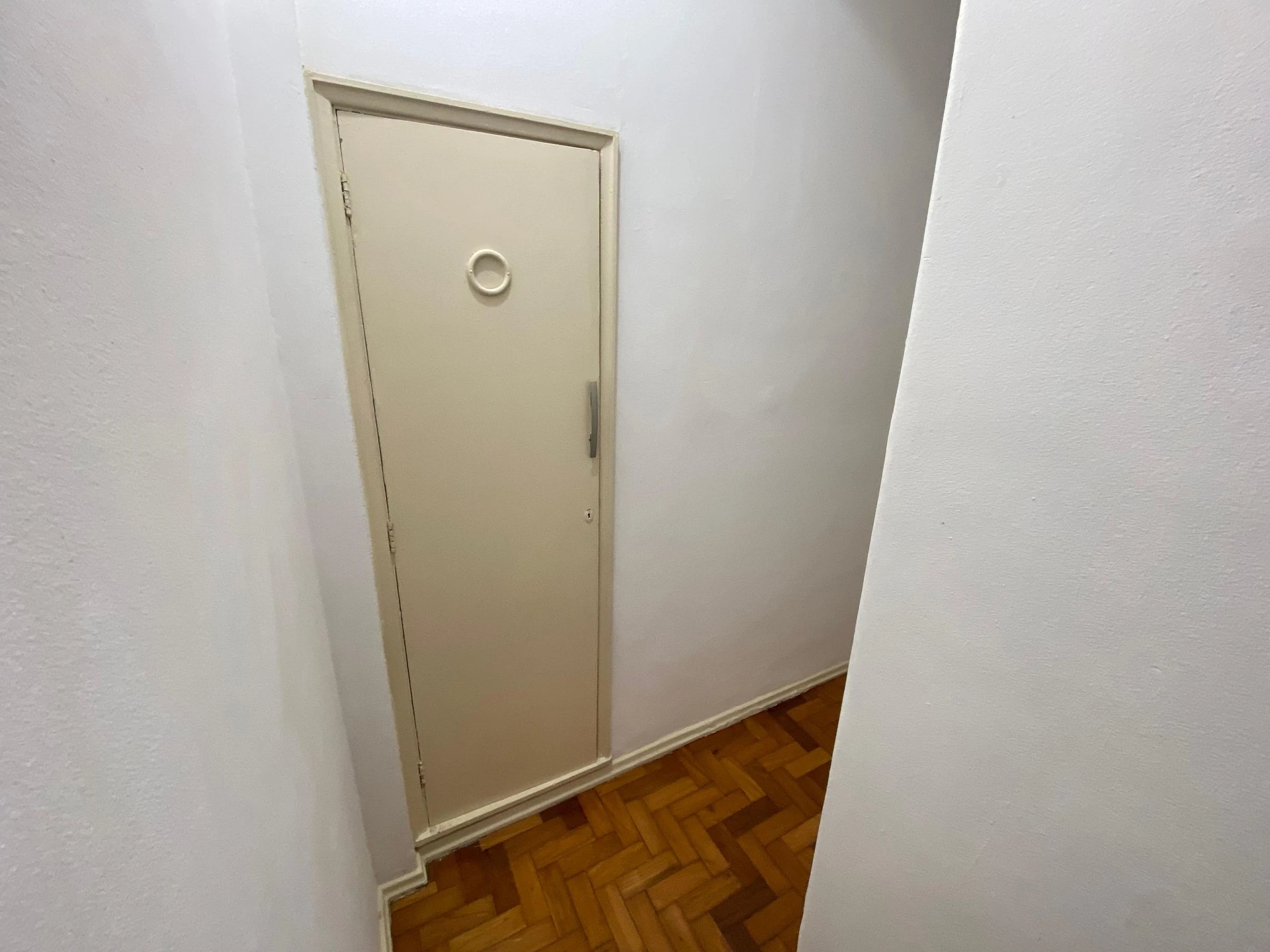 Bathtub in a one-bedroom apartment, 50 m² — photo 34