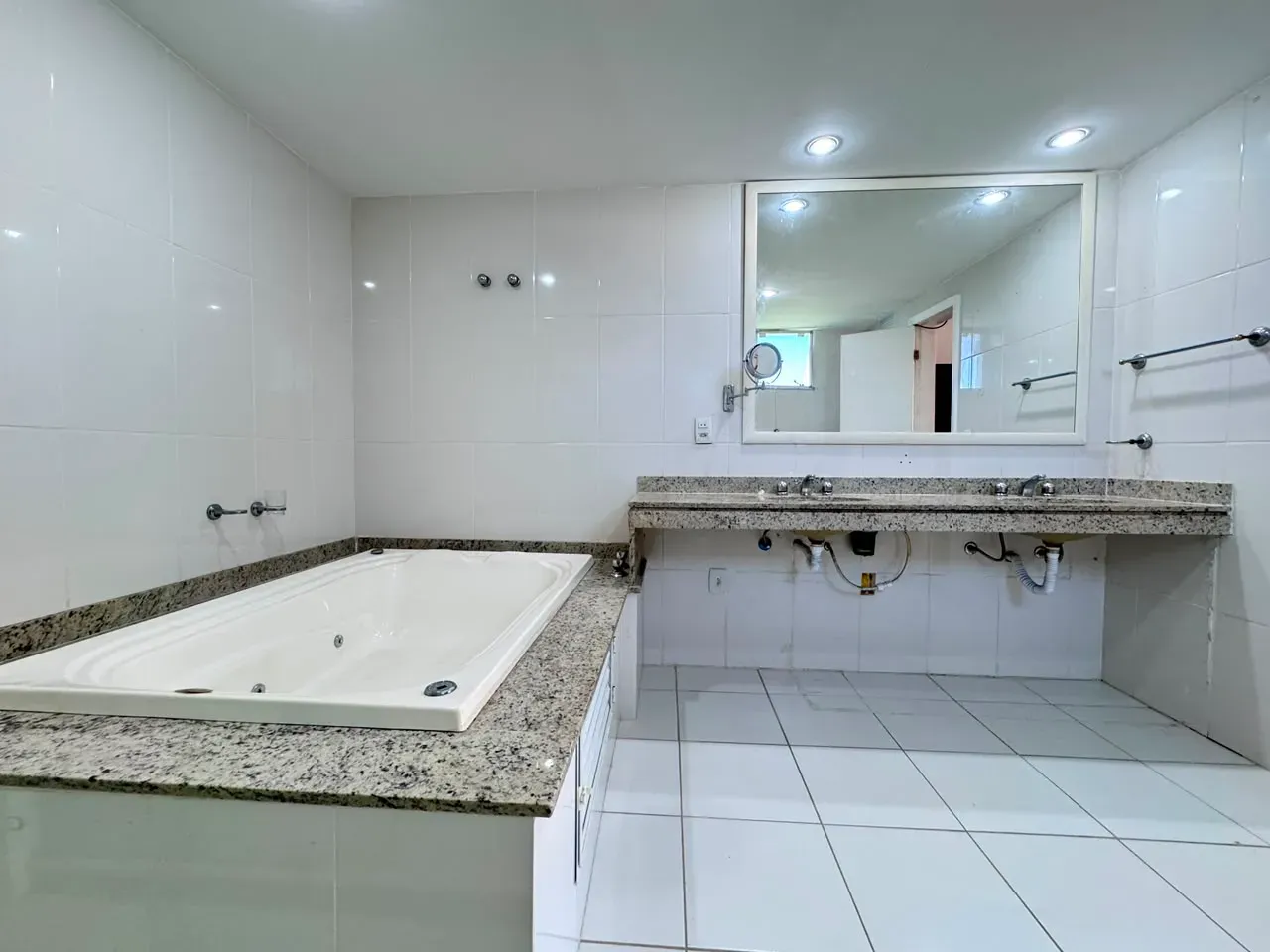 Rental house with 6 bedrooms and 246 m² — photo 33