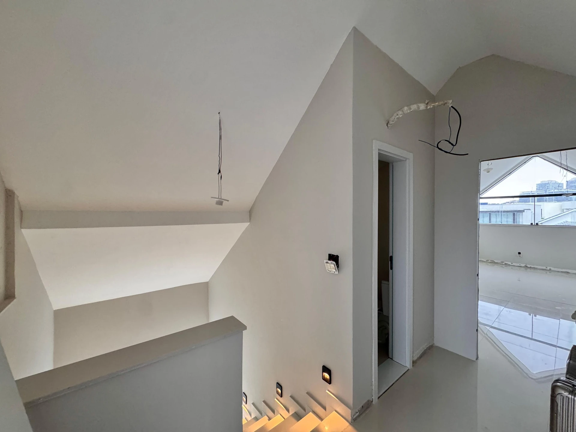 Будинок 280 м² із заскленим балконом та панорамними вікнами — photo 40