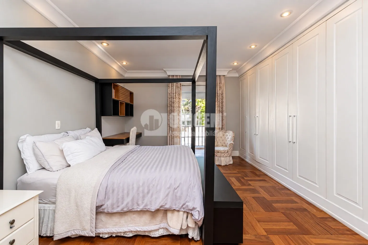 589 m² house with a bathtub and a water view — photo 29