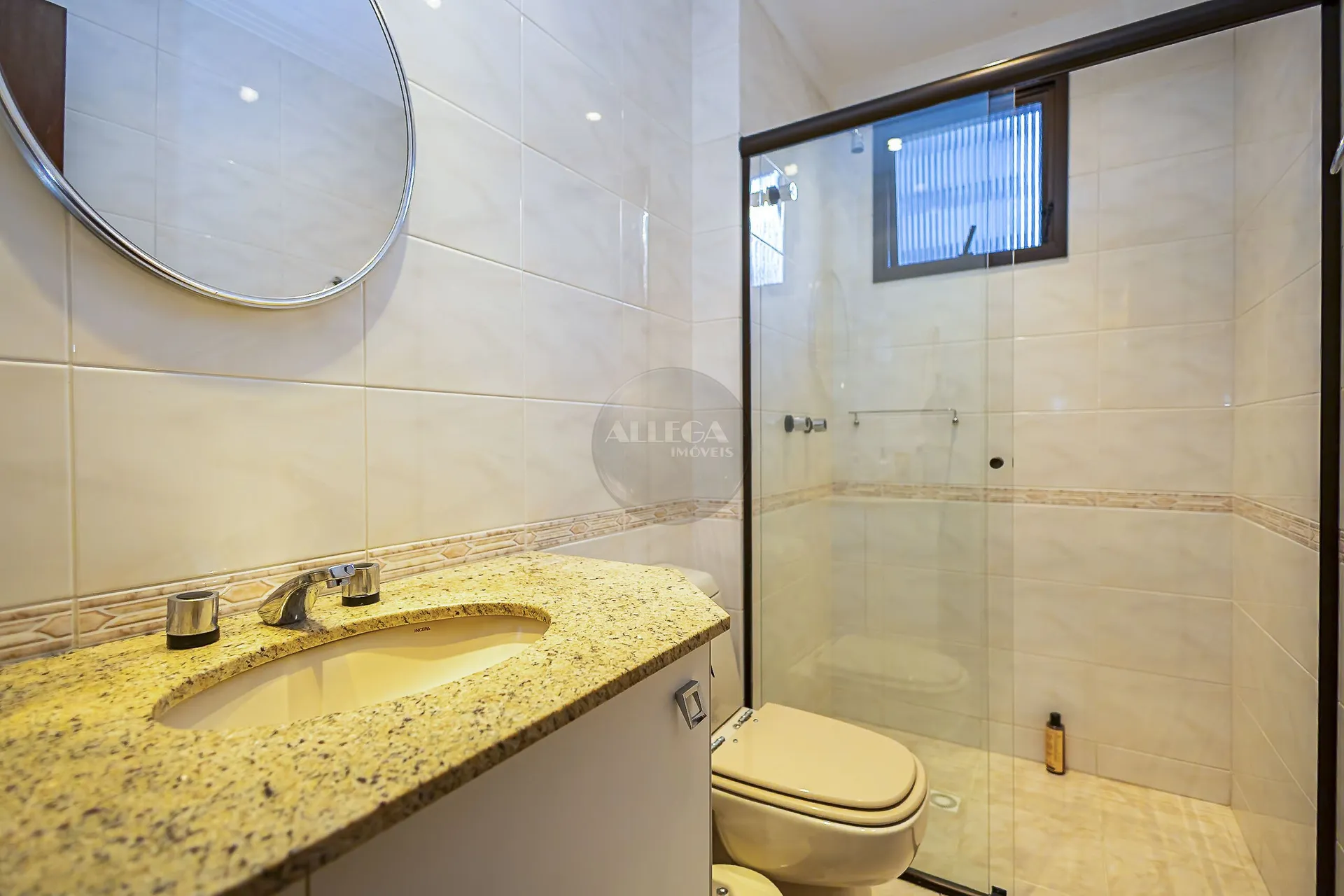 Apartamento com 4 quartos e piso de madeira na sala — photo 32