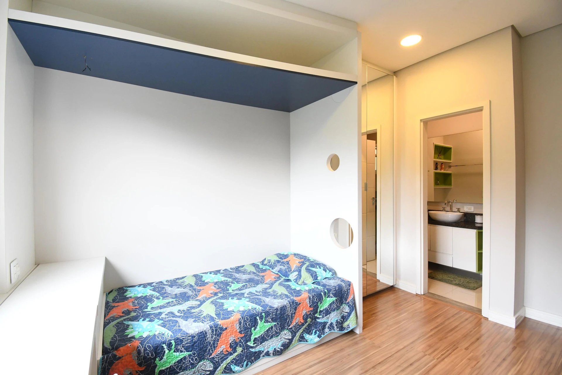 4-bedroom apartment with a dishwasher in Curitiba — photo 38