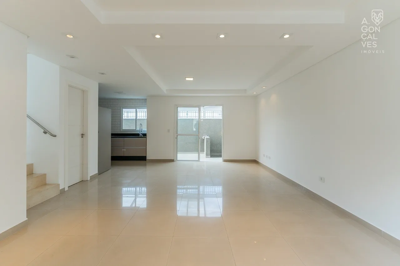 House with 3 bedrooms and 4 bathrooms plus 3 parking spaces