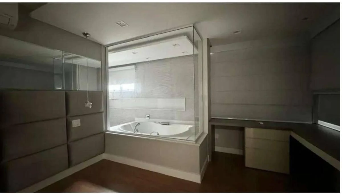 Balcony with a grill in a 3-bedroom house, 300 m² — photo 13