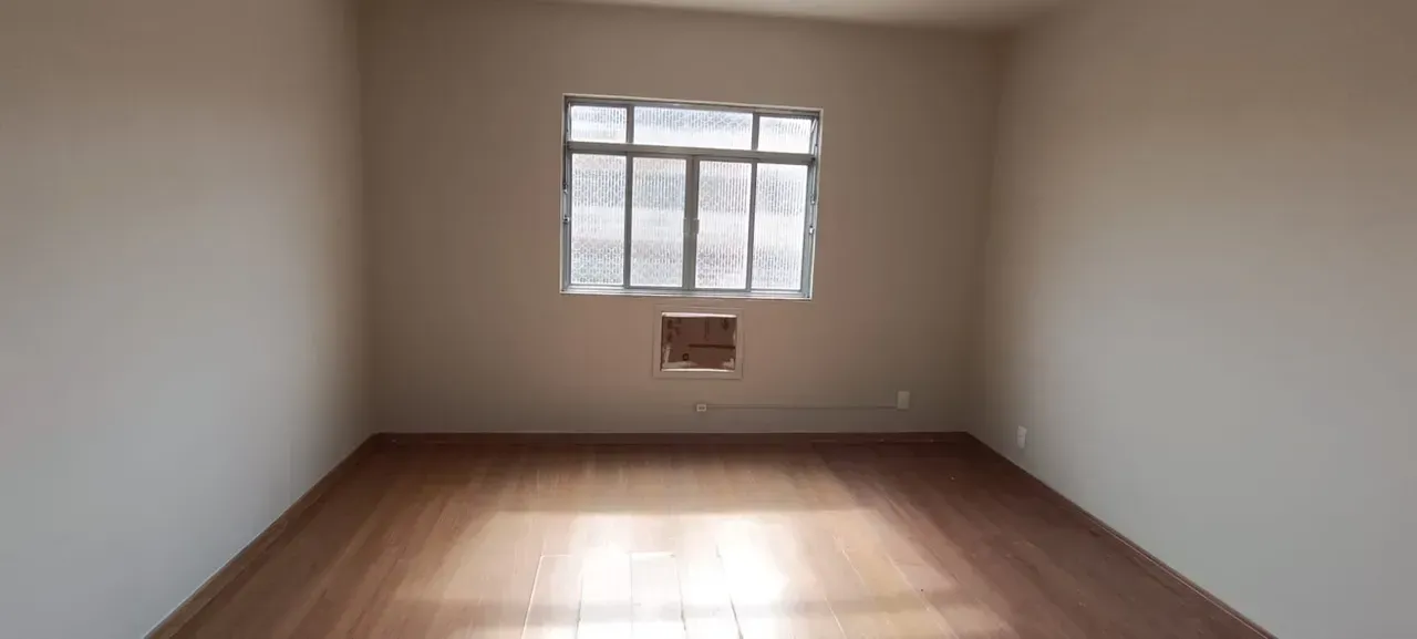 Unfurnished 2-bedroom apartment with wood floors — photo 7