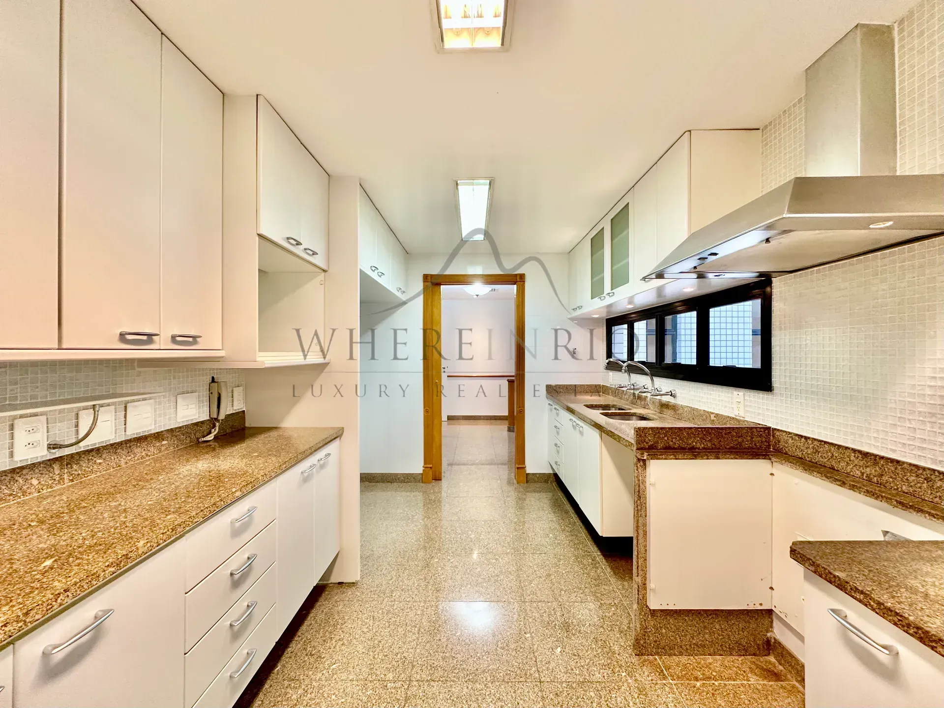 Apartment with air conditioning and 4 bedrooms — photo 25