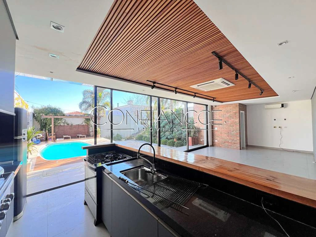 5-bedroom house with a private garden