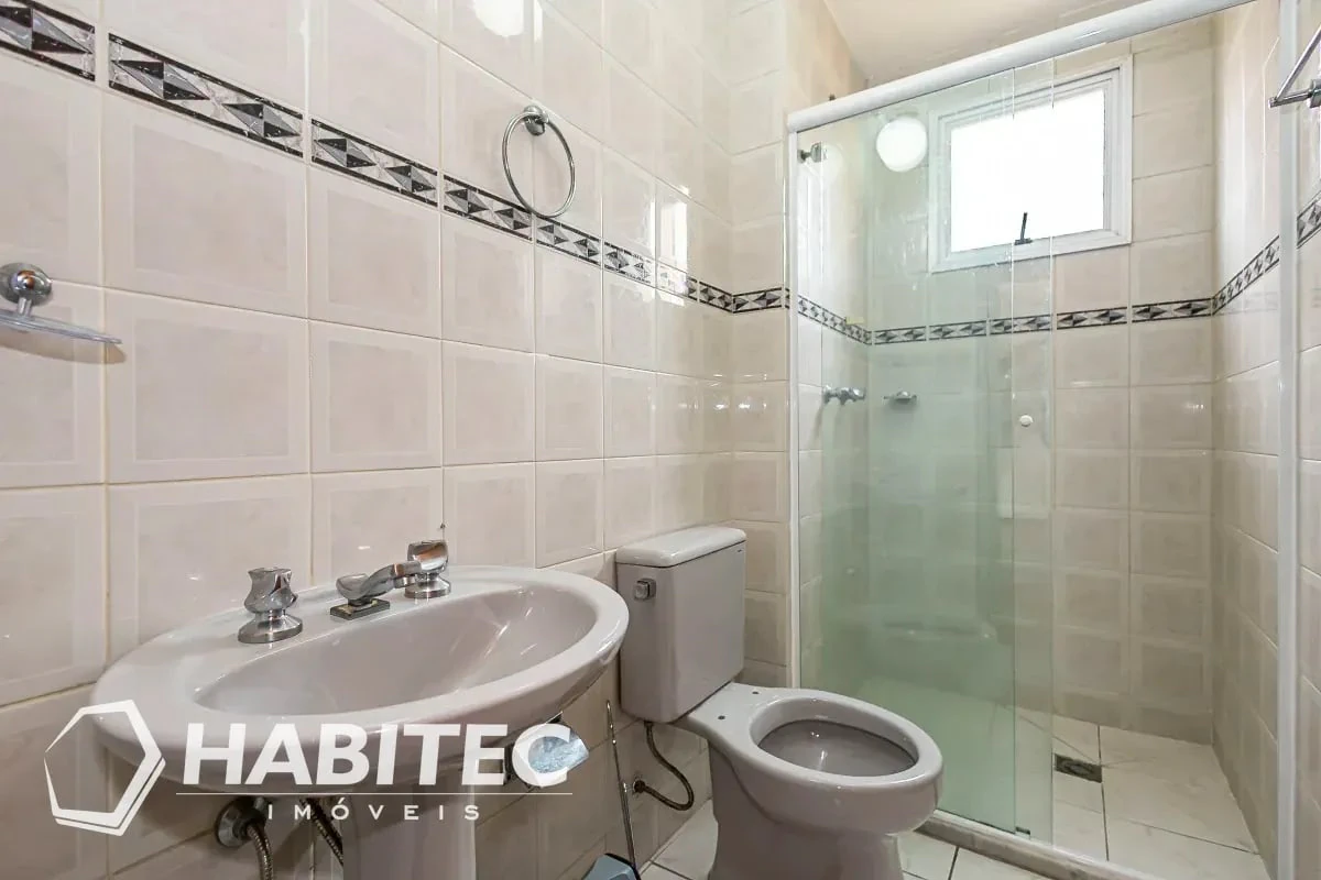 Wood or laminate floors in a 3-bedroom apartment, 102 m² — photo 10