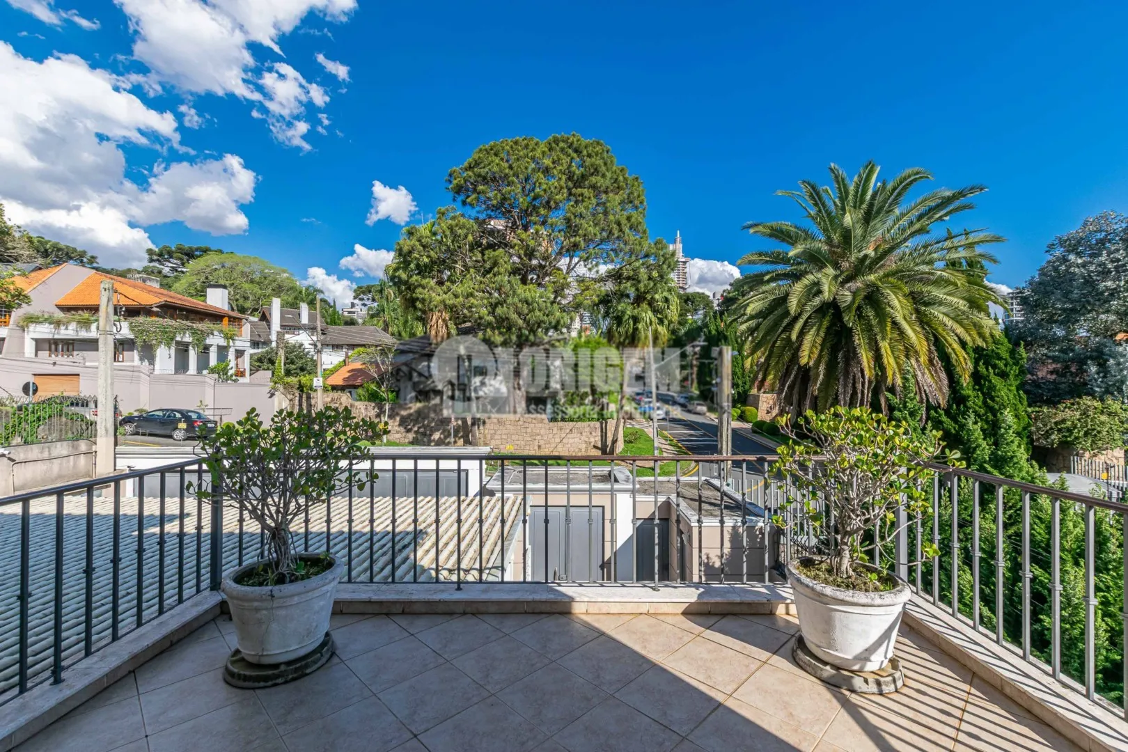 589 m² house with a bathtub and a water view — photo 19