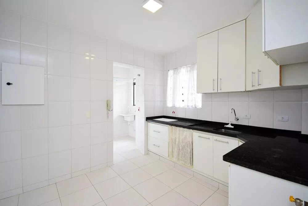 3-bedroom apartment with a bathtub in Curitiba — photo 2