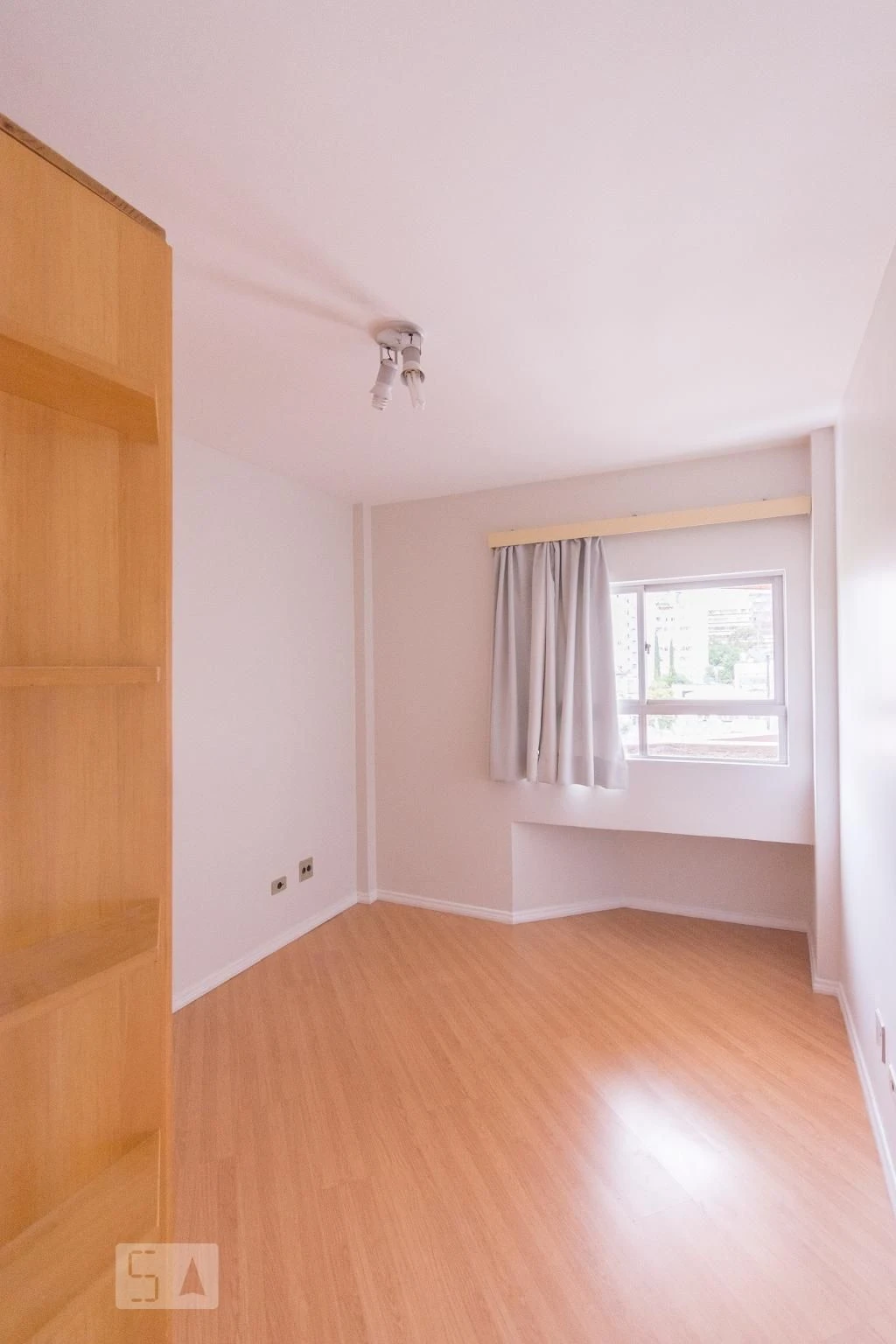 Apartamento com piso de madeira ou laminado, Centro — photo 31