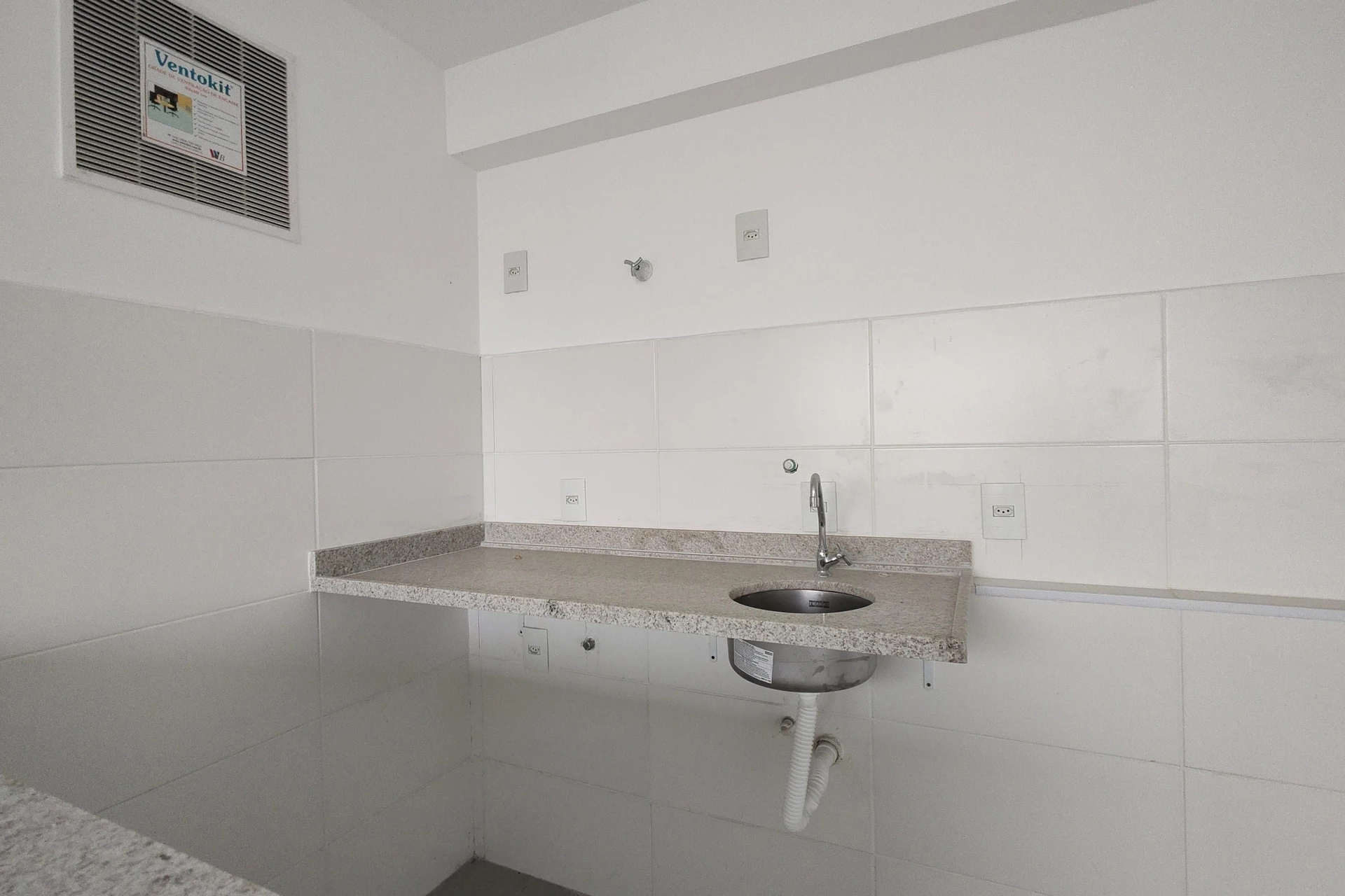 1-bedroom apartment with an open-plan kitchen and parking — photo 7