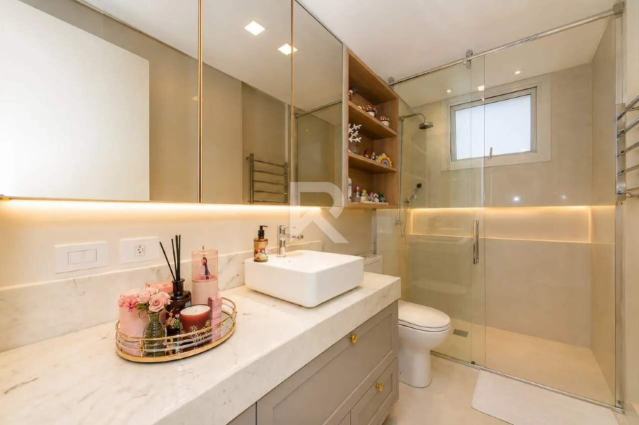 Furnished 635 m² house with 4 en-suite bedrooms and parking — photo 23