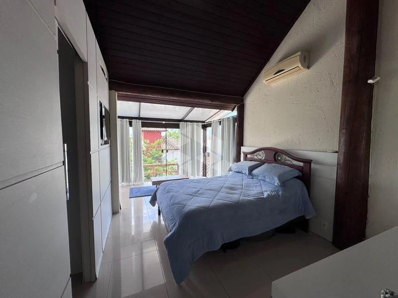 Walk-in closet in a 3-bedroom house, 224 m² — photo 14