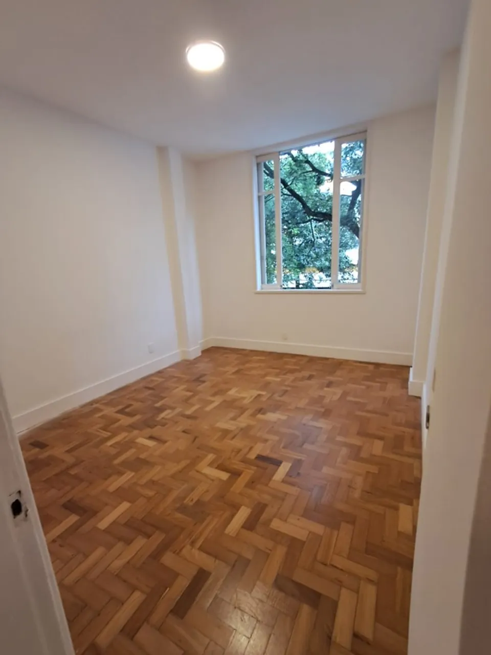 Деревянный пол или ламинат и 3 спальни: квартира 144 м² — photo 10