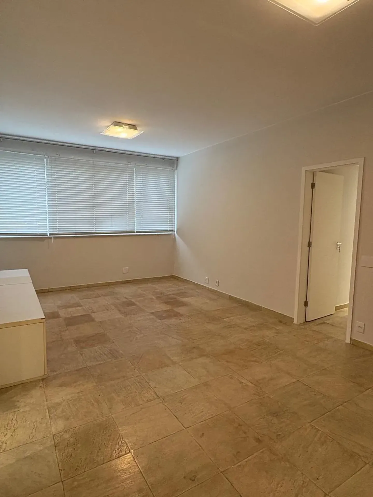 3-bedroom apartment with a bathtub