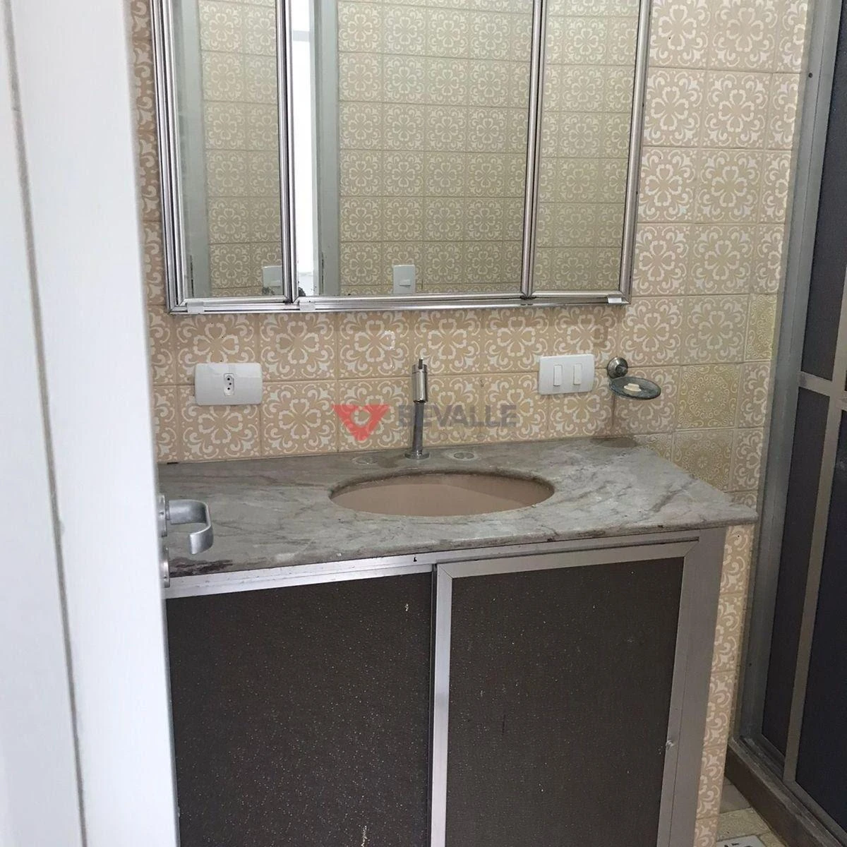 Rental house with 8 bedrooms and a balcony — photo 33