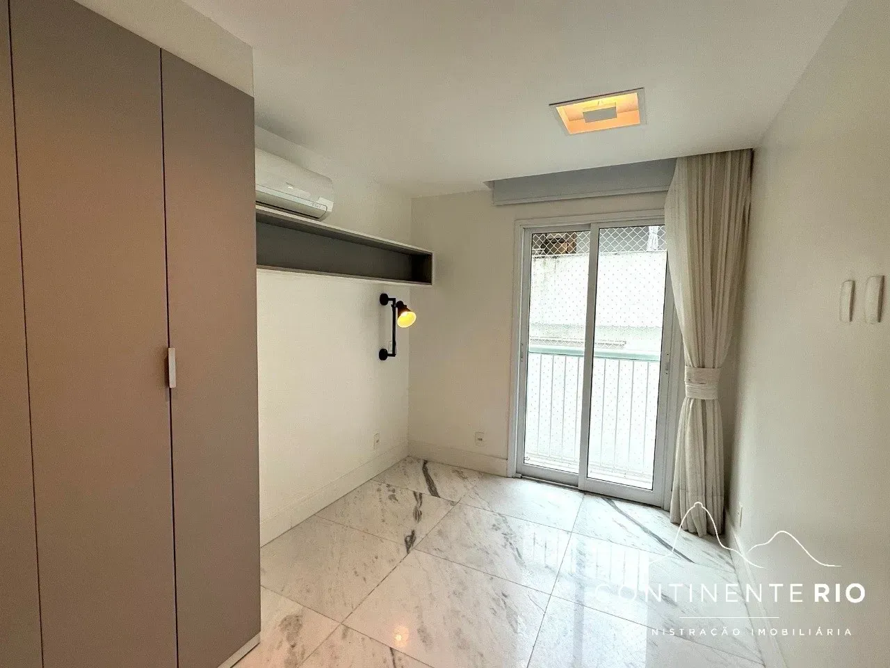3-bedroom apartment with 4 bathrooms and a glass balcony — photo 9