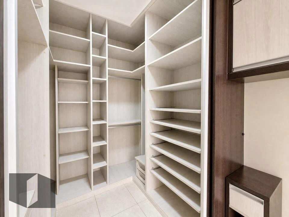 Walk-in closet in a 3-bedroom apartment, 122 m² — photo 13