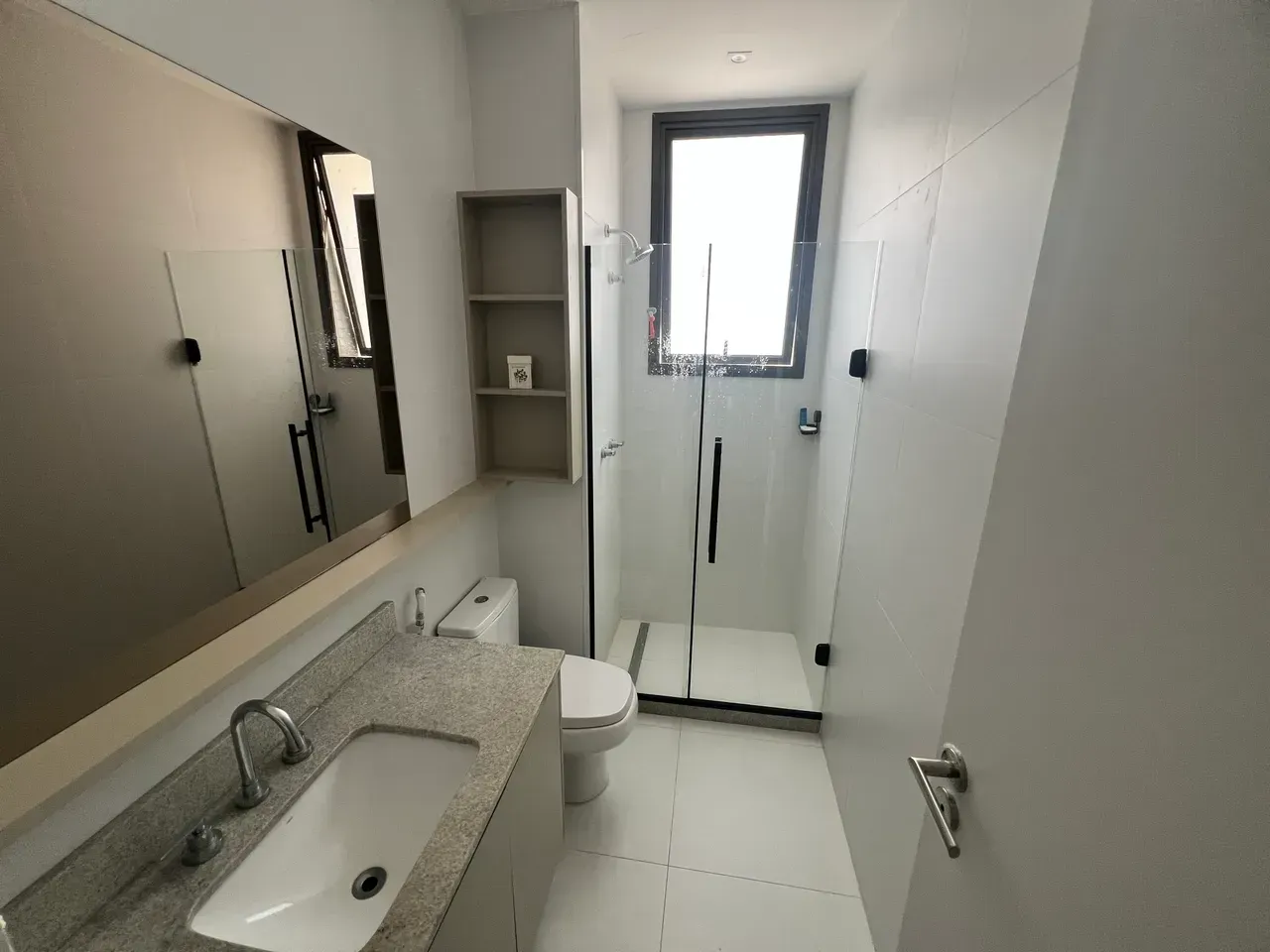 Furnished 2-bedroom apartment with open-plan gas kitchen — photo 10