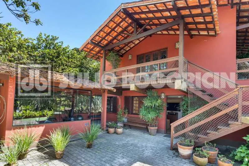 Balcony with a grill in a 5-bedroom house, 392 m² — photo 8