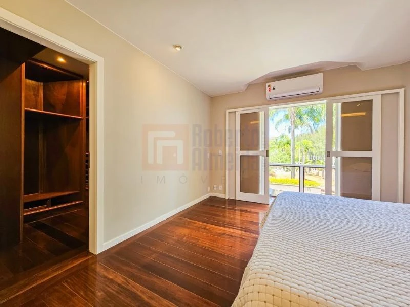 832 m² house with 6 bedrooms and an open-plan kitchen — photo 42