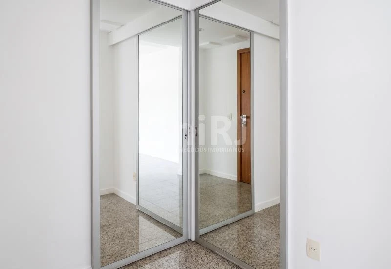 3-bedroom apartment in a building with a pool — photo 31