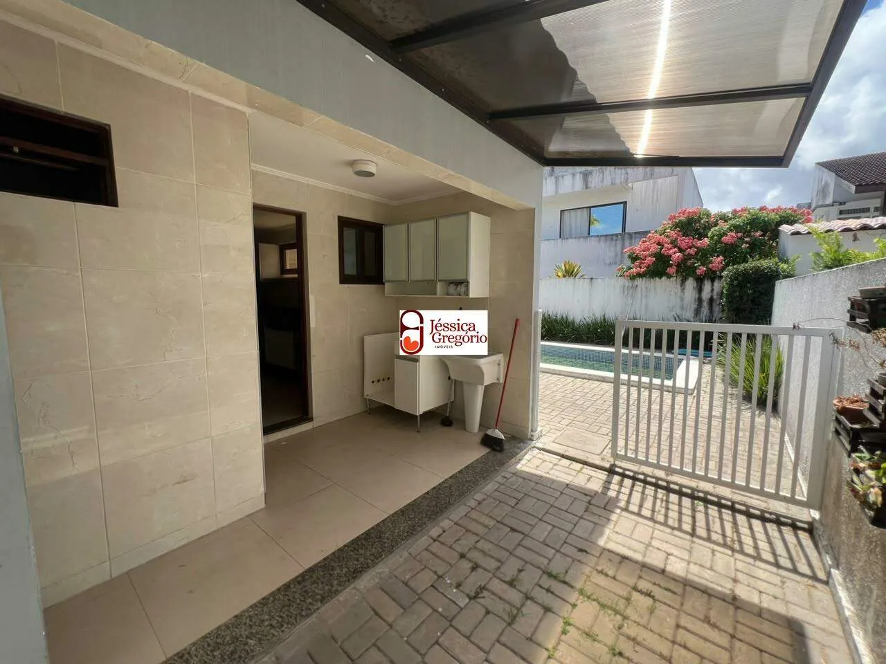 Сад и 4 спальни: дом 240 м² — photo 24