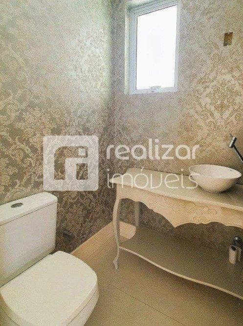 Bañera y 3 dormitorios: casa de 718 m² — photo 12