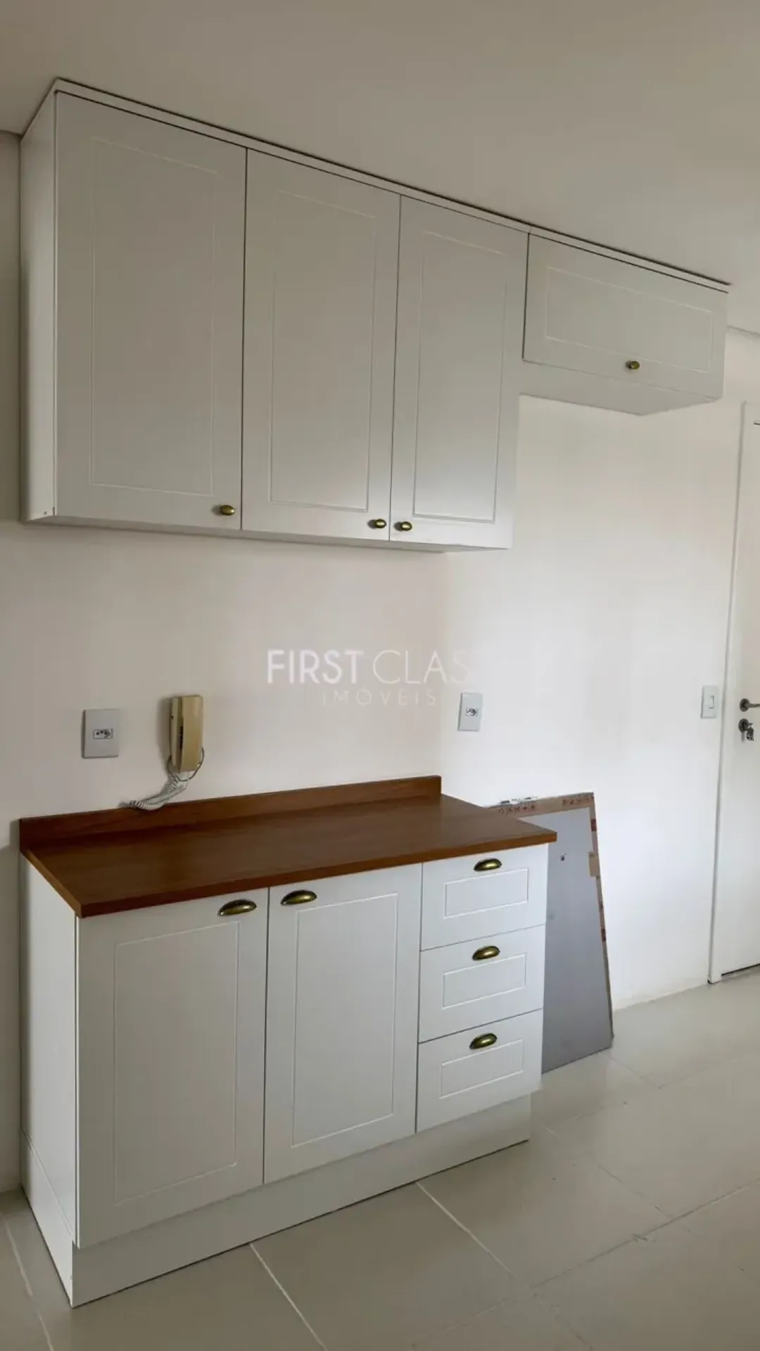 Wood or laminate floors in a 3-bedroom apartment, 113 m² — photo 2