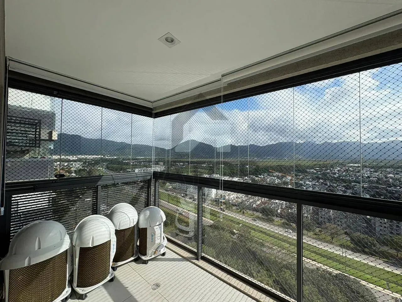 Apartamento com 3 quartos e varanda fechada de vidro — photo 12