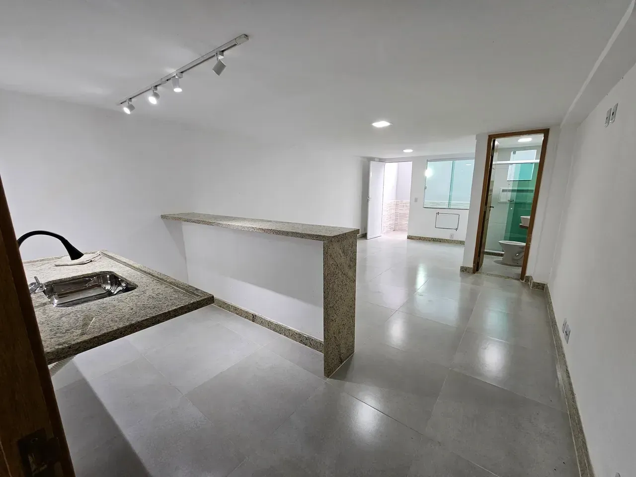 Casa sem mobília com cozinha integrada e 2 quartos