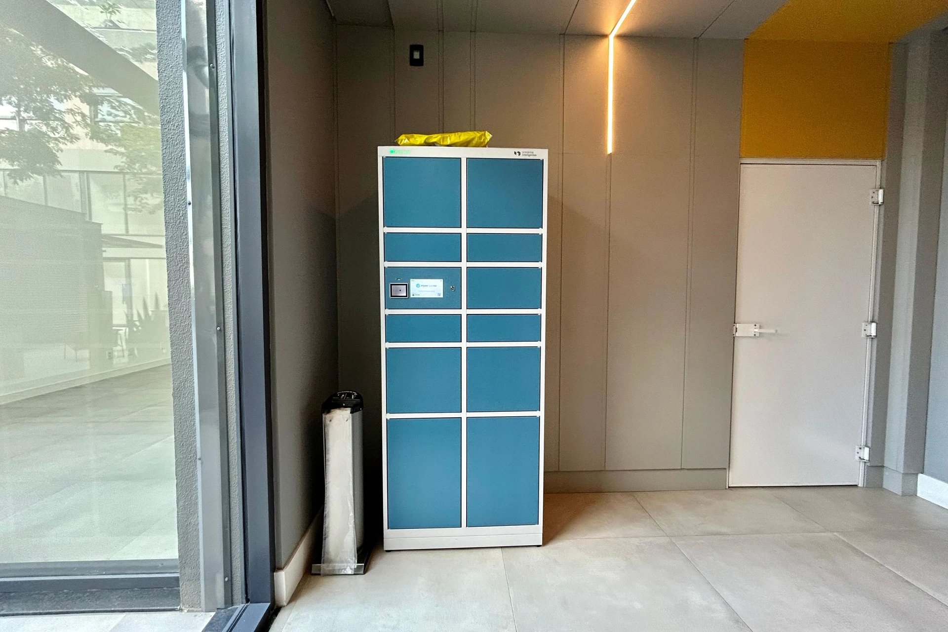 Furnished apartment, 42 m², with a glass-enclosed balcony — photo 31