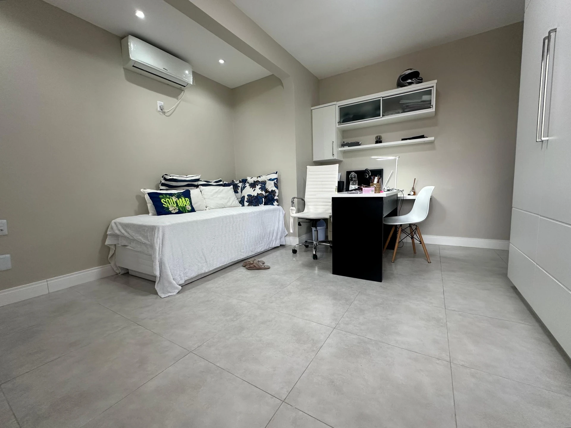 Furnished apartment, 429 m², with floor-to-ceiling windows — photo 14