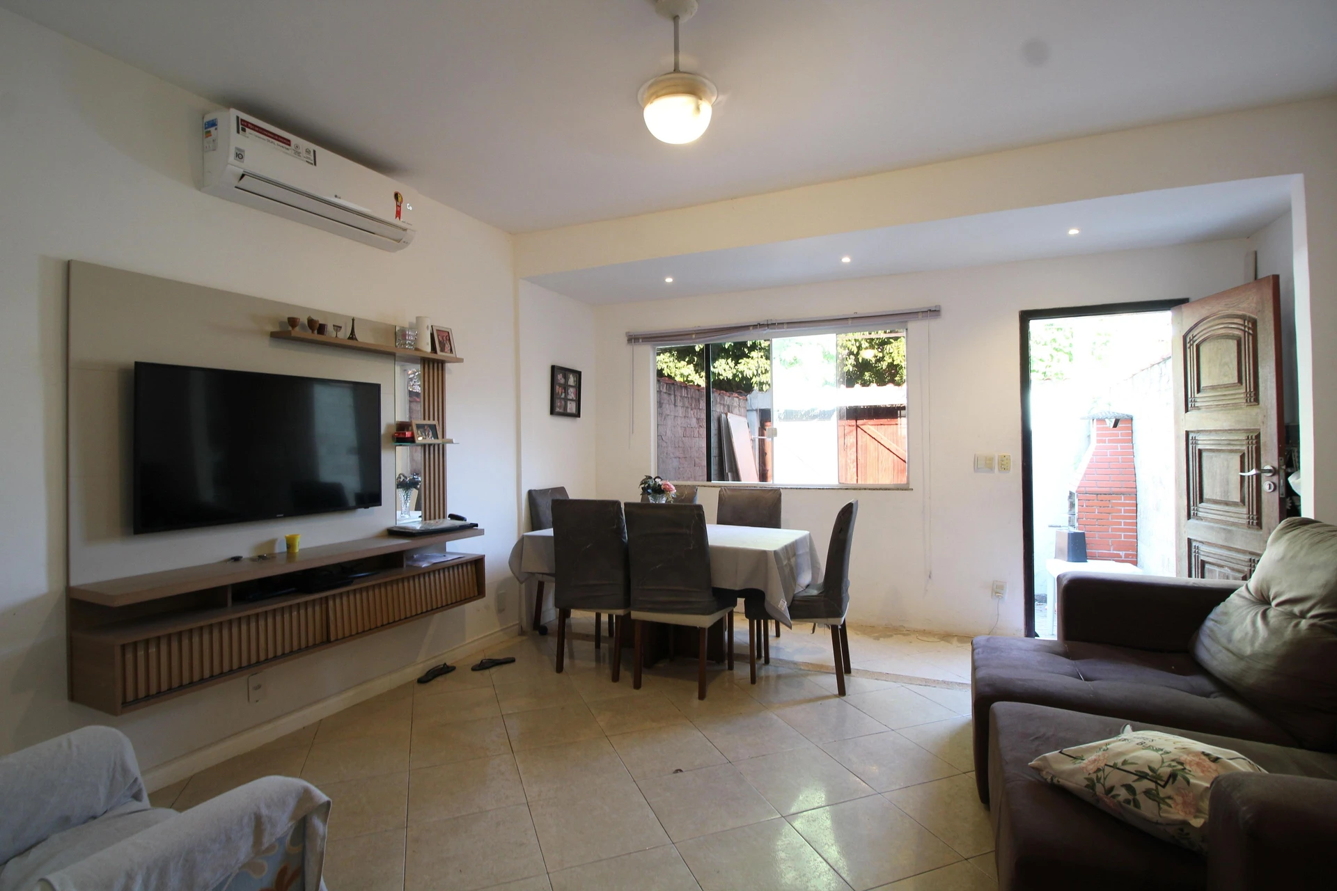Furnished house with 3 bedrooms, private yard and 1 parking spot — photo 2