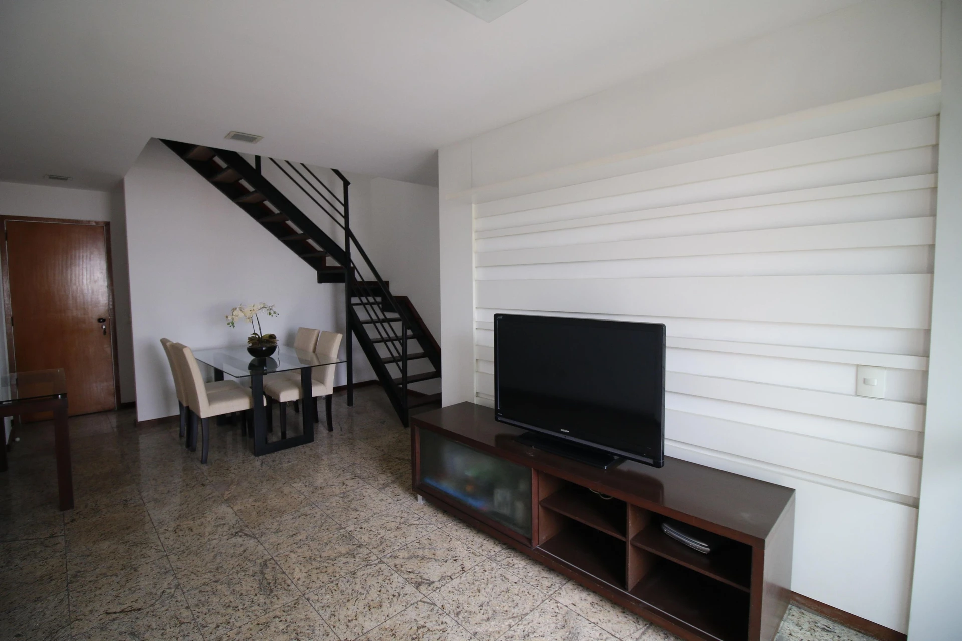 Balcony with a grill in a 4-bedroom apartment, 172 m² — photo 8